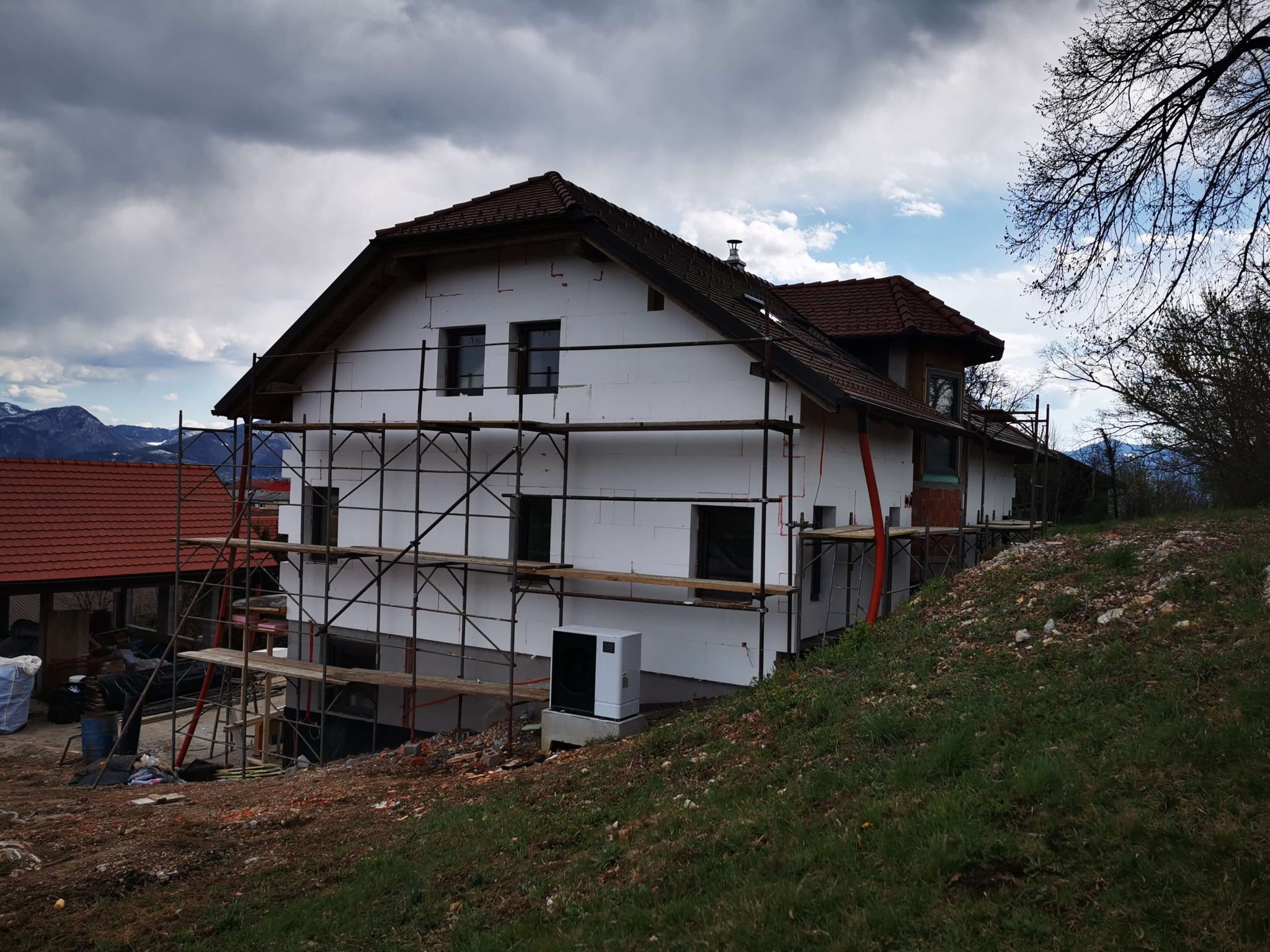 Izolacijska fasada med izdelavo.