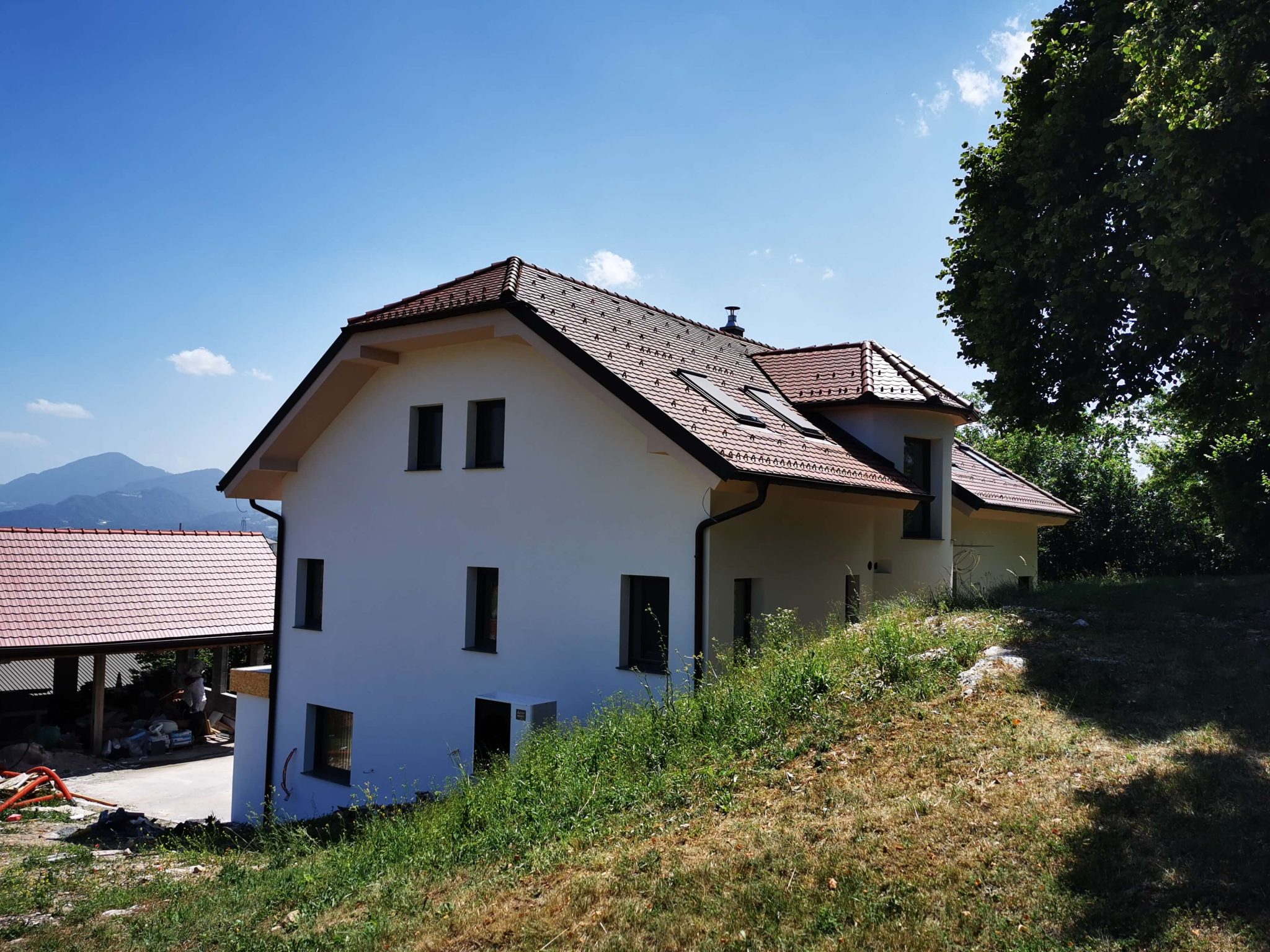 Moderna bela fasada po prenovi.