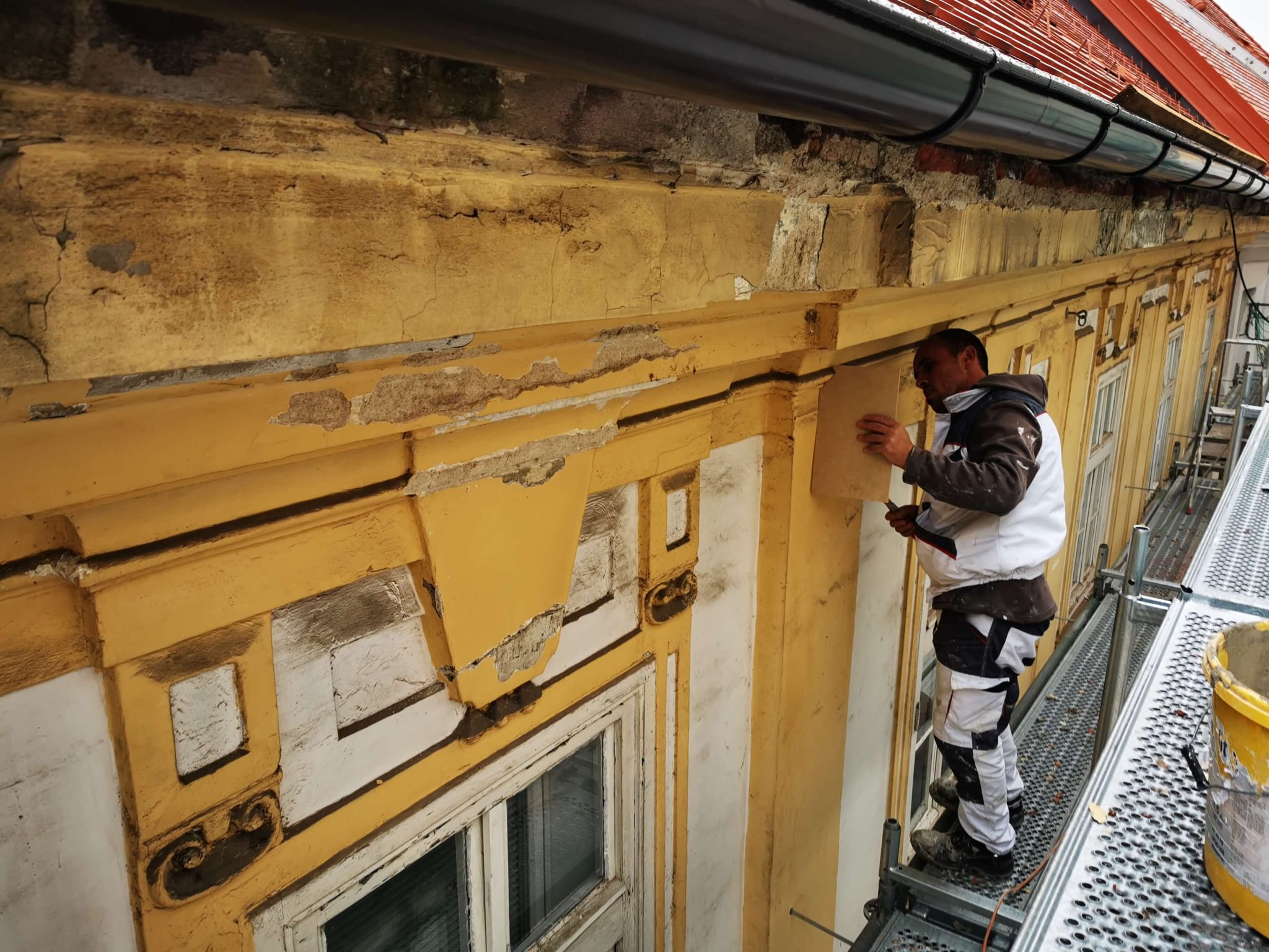 Spomeniško zaščitena fasada na Poštni ulici v Mariboru med postopkom sanacije.