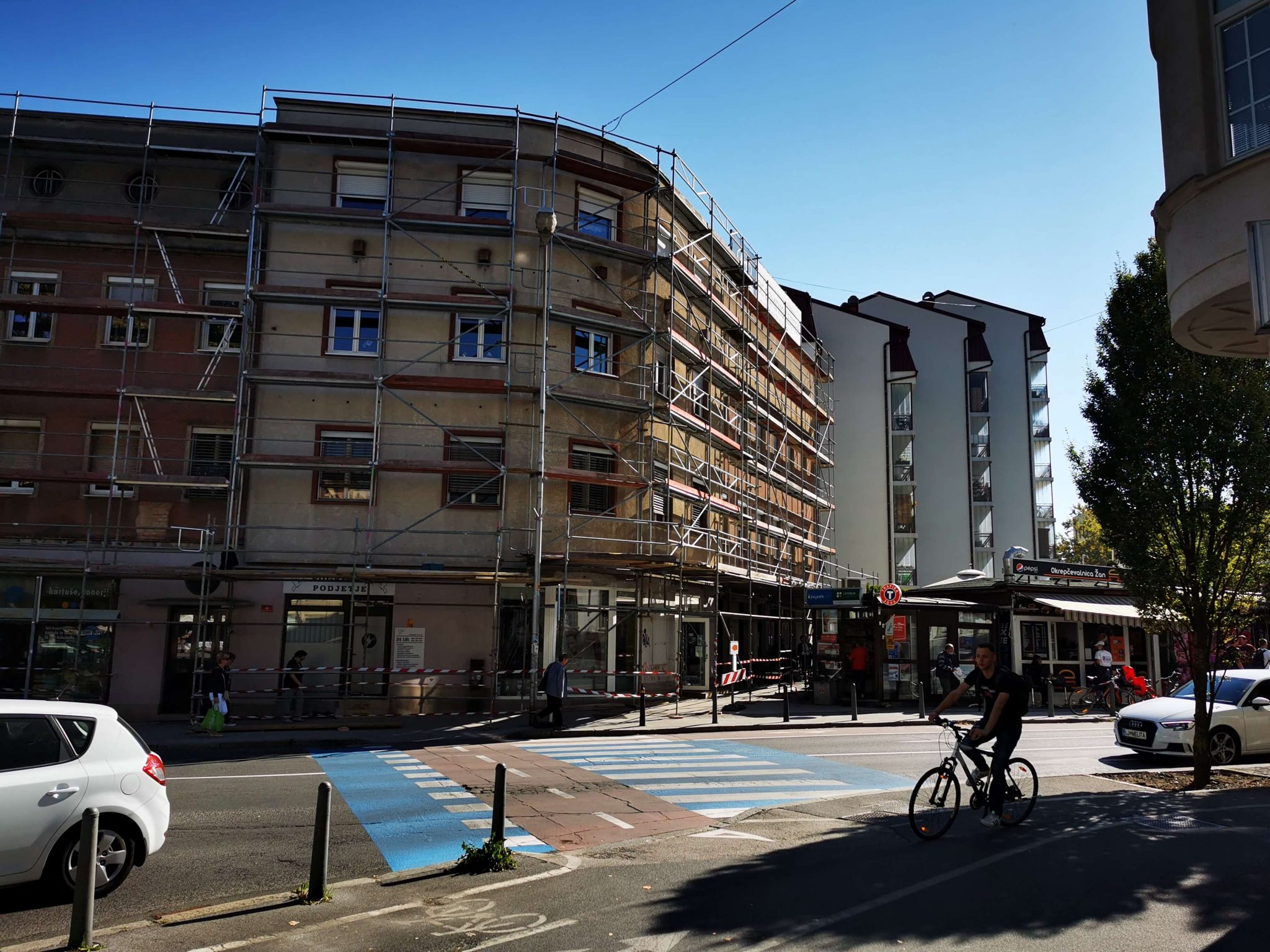 Sanacija spomeniške fasade na Trgu Revolucije v Mariboru.