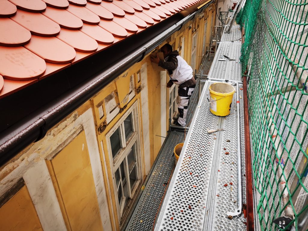 Sanacija spomeniško zaščitene fasade na Poštni ulici v Mariboru.