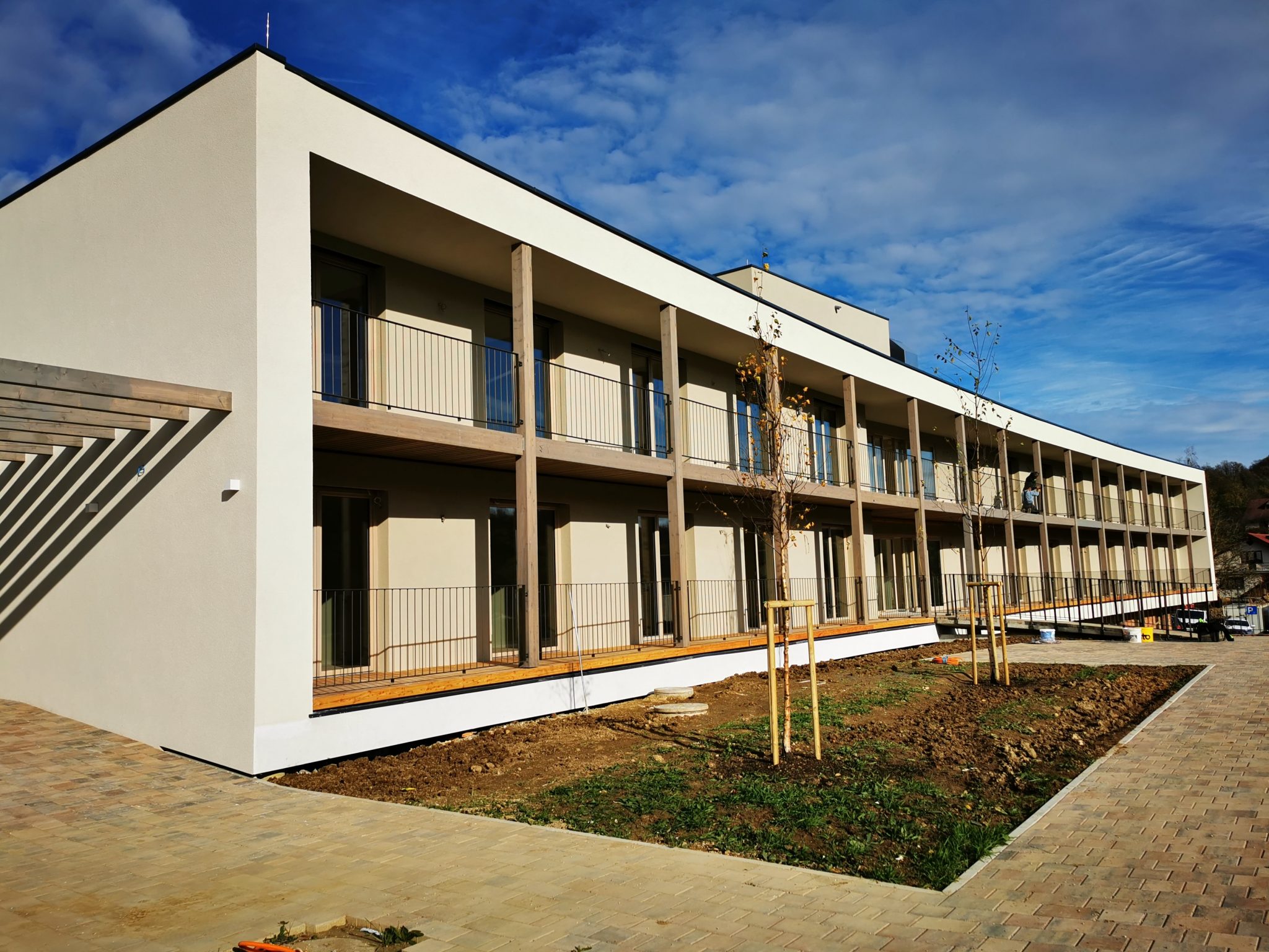 Popolnoma prenovljena in prepleskana fasada in zunanjost Doma Rogatec.