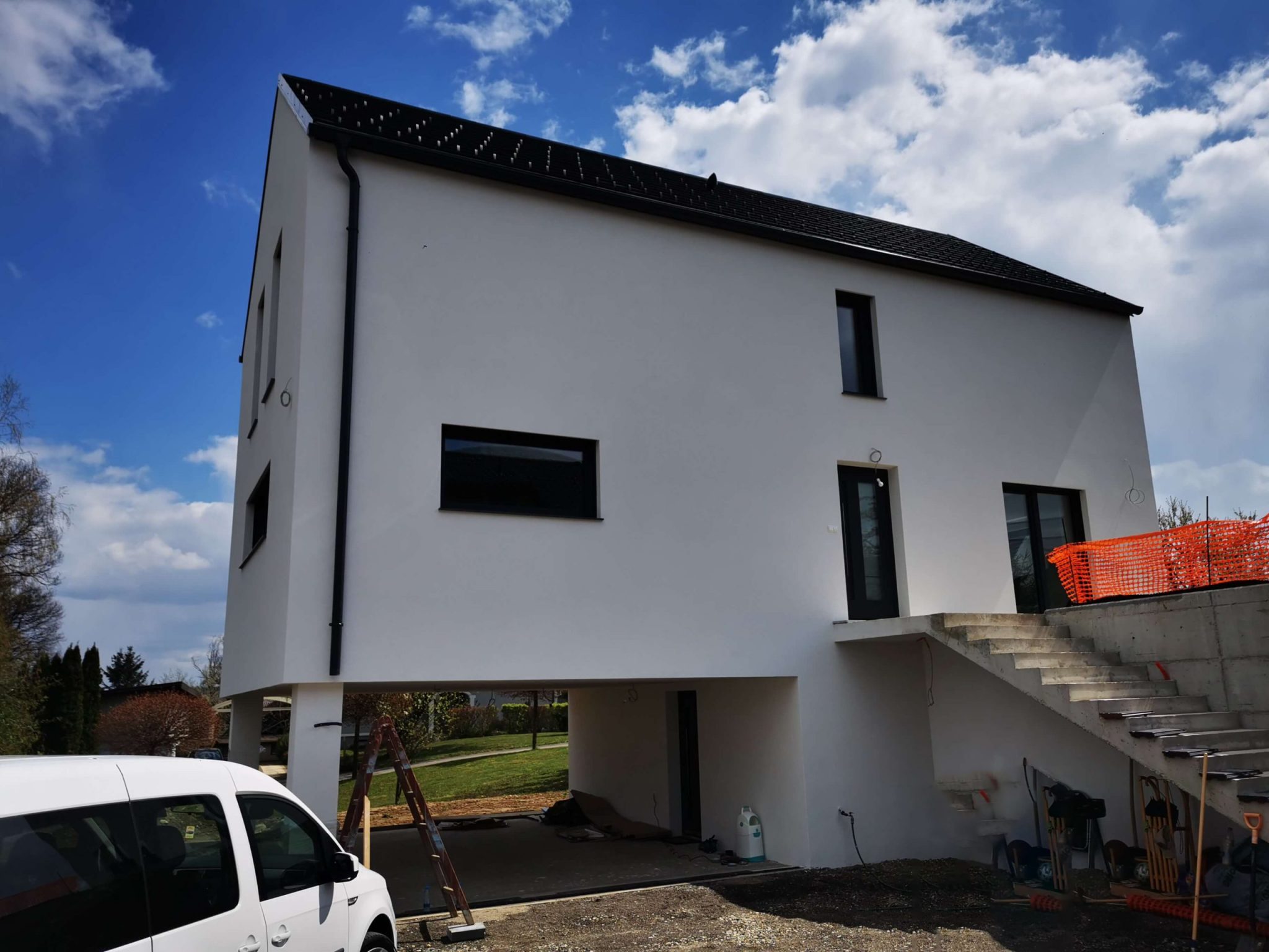 Izdelava fasade in slikopleskarska dela na stanovanjski hiši.